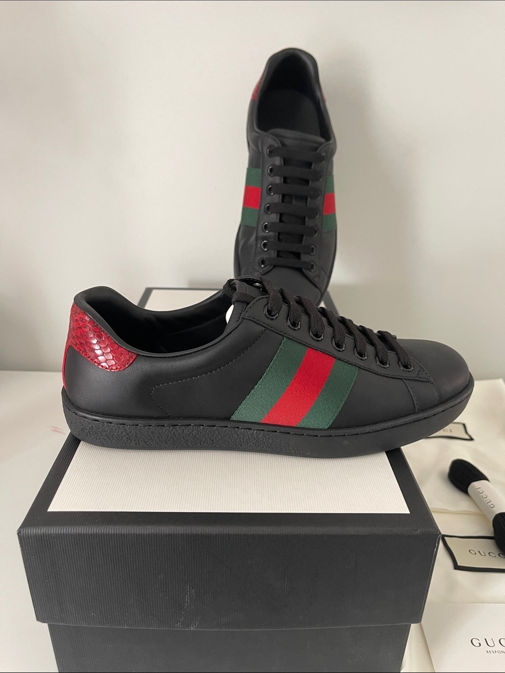 Gucci Black Leather Sneakers NWT Red & Green Web Stripe Men S05 can fit Women 7 - Picture 2 of 9